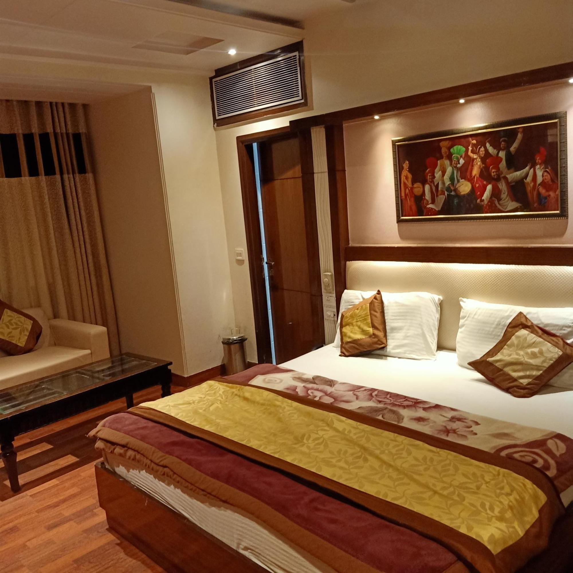 Hotel Geet Deluxe Nueva Delhi Exterior foto
