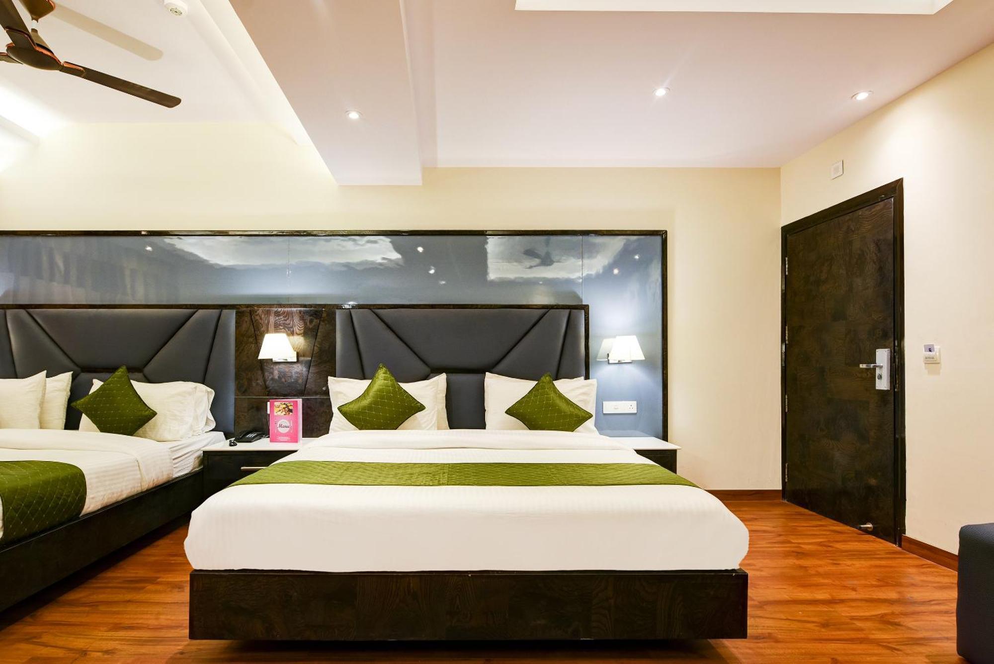 Hotel Geet Deluxe Nueva Delhi Exterior foto