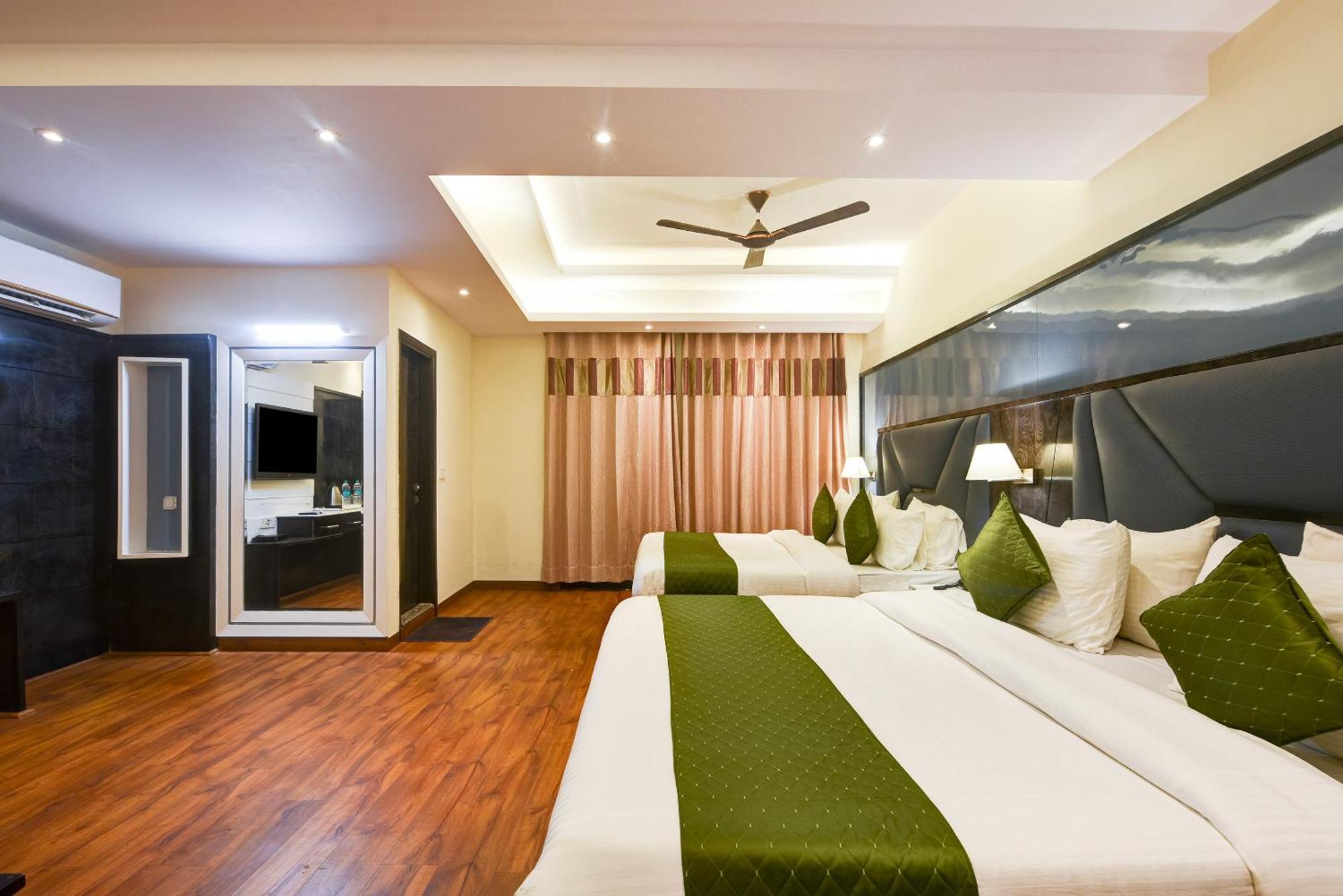 Hotel Geet Deluxe Nueva Delhi Exterior foto