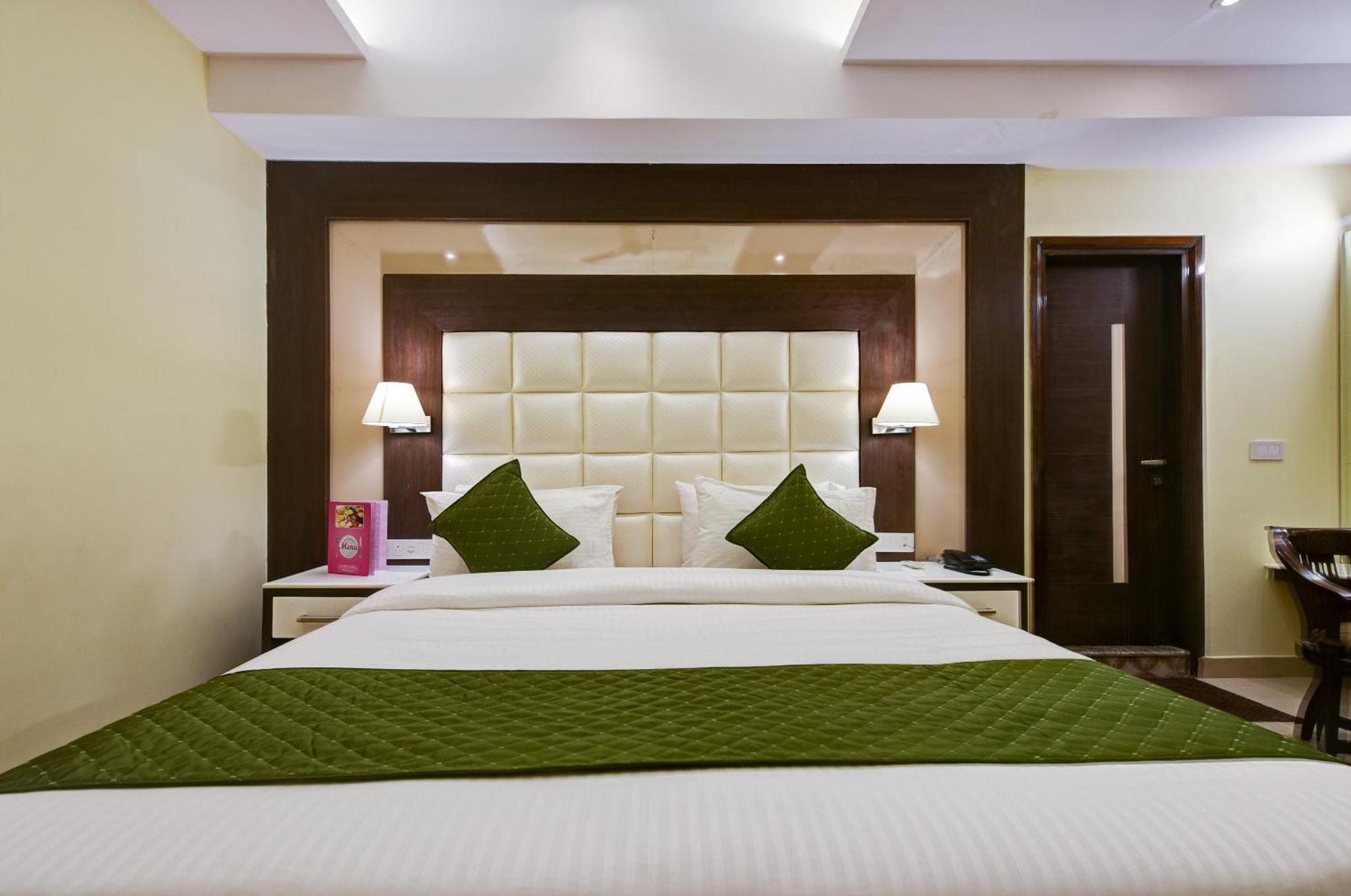 Hotel Geet Deluxe Nueva Delhi Exterior foto